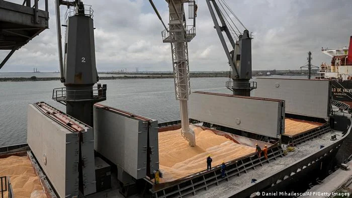 În portul Constanţa se încarcă cereale din Ucraina pentru transport