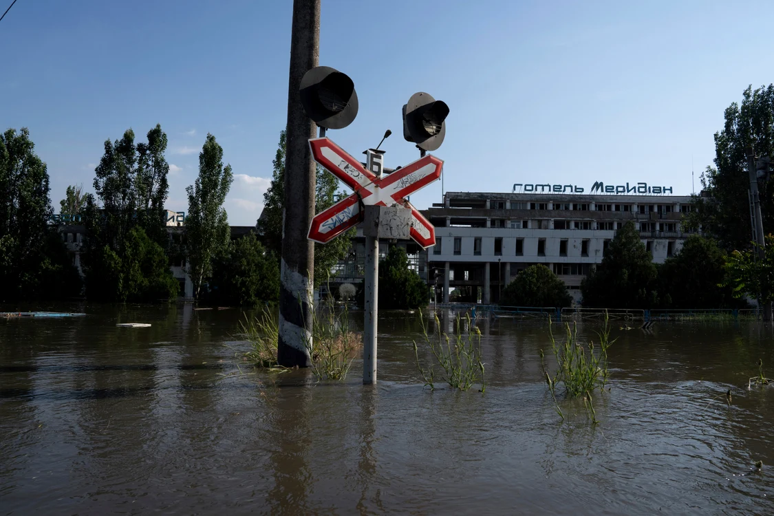Localitate inundată în urma distrugerii barajului Kahovka FOTO Profimedia