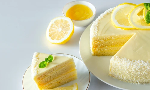 Tort cu lamaie si nuca de cocos  Sursa foto shutterstock 1955167681 jpg