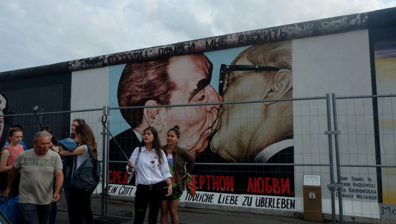 În faţa „Sărutului ucigaş“ dintre Brejnev şi Honecker, fetele îşi ţuguie buzele şi-şi fac selfie-uri Fotografii: Dragoş Apetri