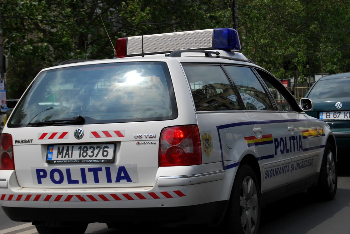 
    Poliţia le-a reţinut pe cele două hoaţe  