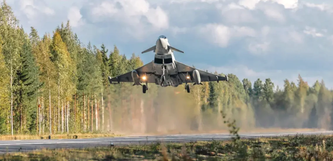 Un Typhoon al Forțelor Aeriene Regale Britanice aterizează pe un drum din Finlanda, la 19 septembrie FOTORoyal Air Force    AS1 Tomas Barnard png