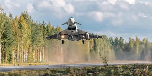 Un Typhoon al Forțelor Aeriene Regale Britanice aterizează pe un drum din Finlanda, la 19 septembrie FOTORoyal Air Force AS1 Tomas Barnard png