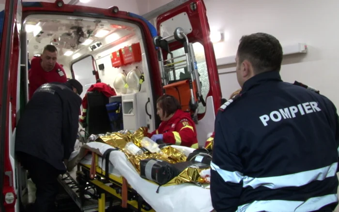 Un număr de 11 persoane au fost transportate la spital pentru investigaţii medicale, după ce microbuzul în care se aflau a fost implicat într-un accident rutier, în această dimineaţa (5 februarie)FOTO: adevarul.ro