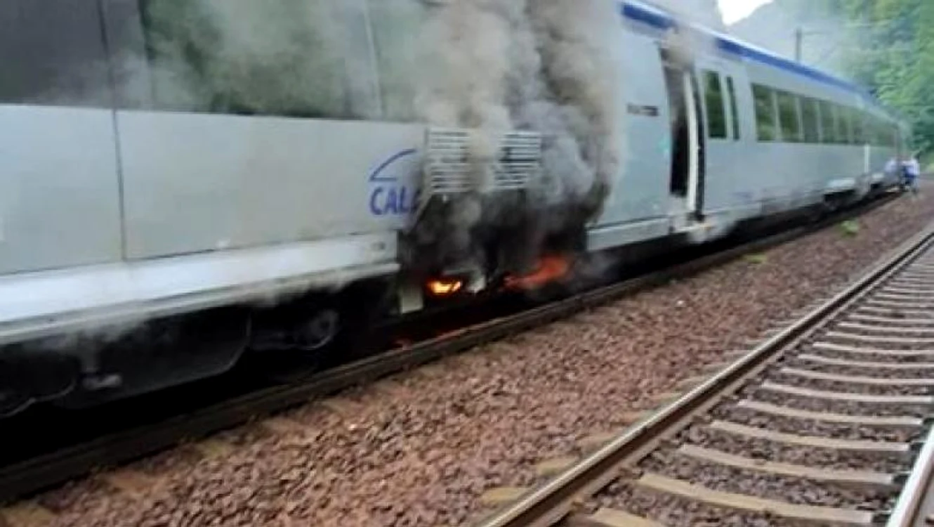 
    Un tren de călători a luat foc sâmbătă după-amiază, în județul Prahova, între Posada și SinaiaFoto: Digi 24  