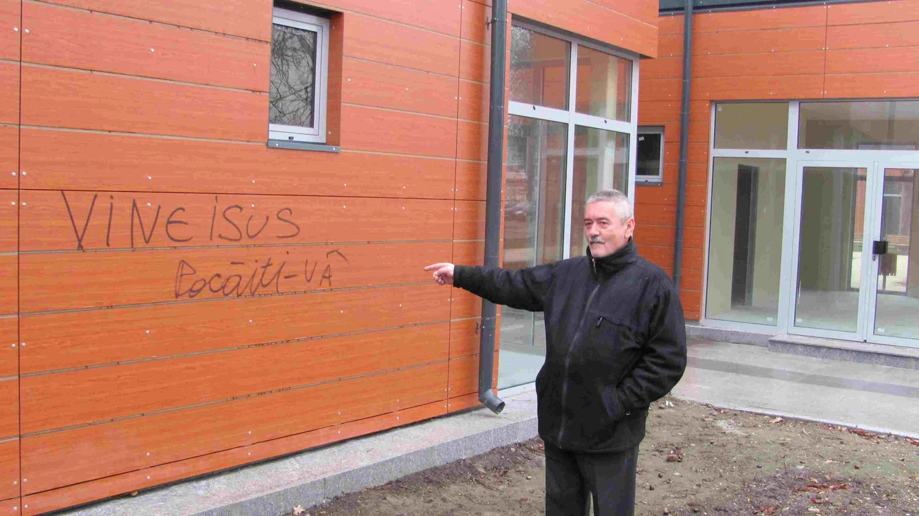 Neculai Vlăsceanu, şeful de la Servicii Publice, supărat că munceşte să păstreze oraşul curat şi alţii îl murdăresc