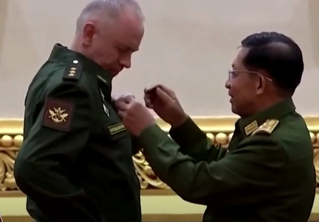 Viceministrul rus al Apărării Aleksandr Fomin decorat de generalul Min Aung Hlaing Captură YouTube
