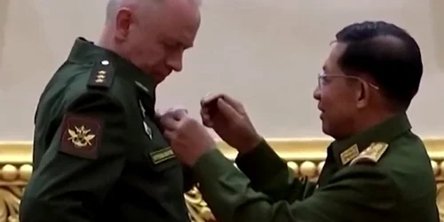 Aleksandr Fomin decorat de generalul Hlaing Captura YouTube