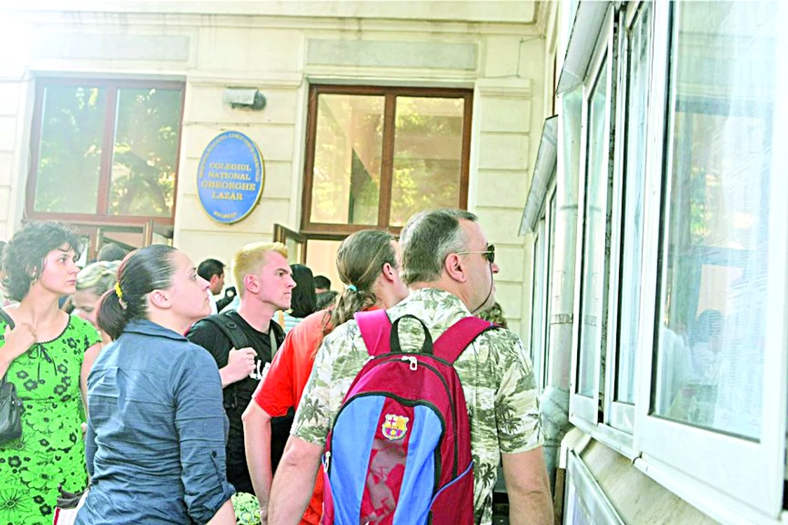 
    La examen a fost înghesuială mare şi peste 130 de candidaţi pe un loc, dar 52% dintre ei nu au ştiu nici cât să treacă clasa  