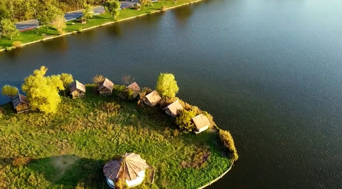 Porţiune din satul de vacanţă şi lacul Bazei de Agrement Ostroveni din Râmnicu Vâlcea Foto captură video You Tube