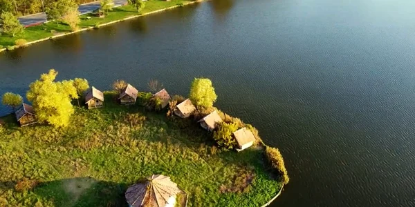 Porţiune din satul de vacanţă şi lacul Bazei de Agrement Ostroveni din Râmnicu Vâlcea Foto captură video You Tube