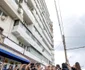 Nicușor Dan la Galați, în fața blocului unde s-a prăbușit drona. FOTO: Administrația Prezidențială