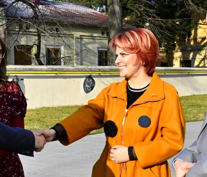 Olguța Vasilescu le-a bătut obrazul pensionarilor. FOTO FB Lia Olguța Vasilescu,