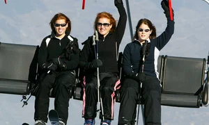 Prințesa Beatrice Prințesa Eugenie și Sarah Ferguson schi GettyImages 2987688 jpg