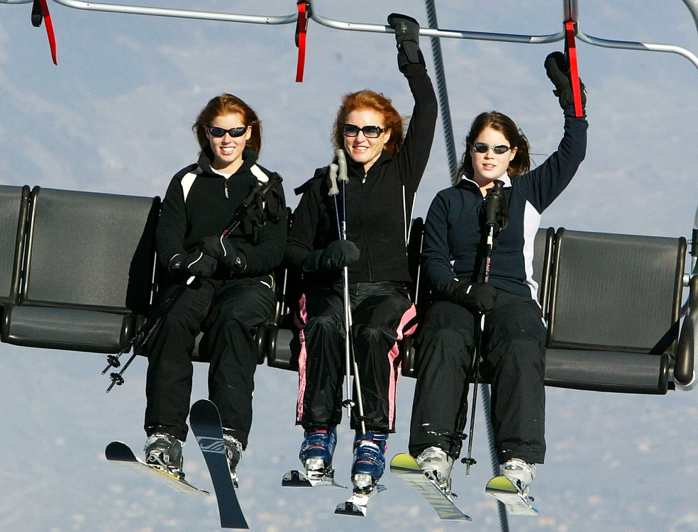 Prințesa Beatrice Prințesa Eugenie și Sarah Ferguson schi GettyImages 2987688 jpg