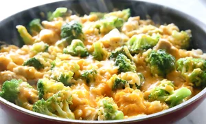 pui cu broccoli si orez in sos de branza jpeg