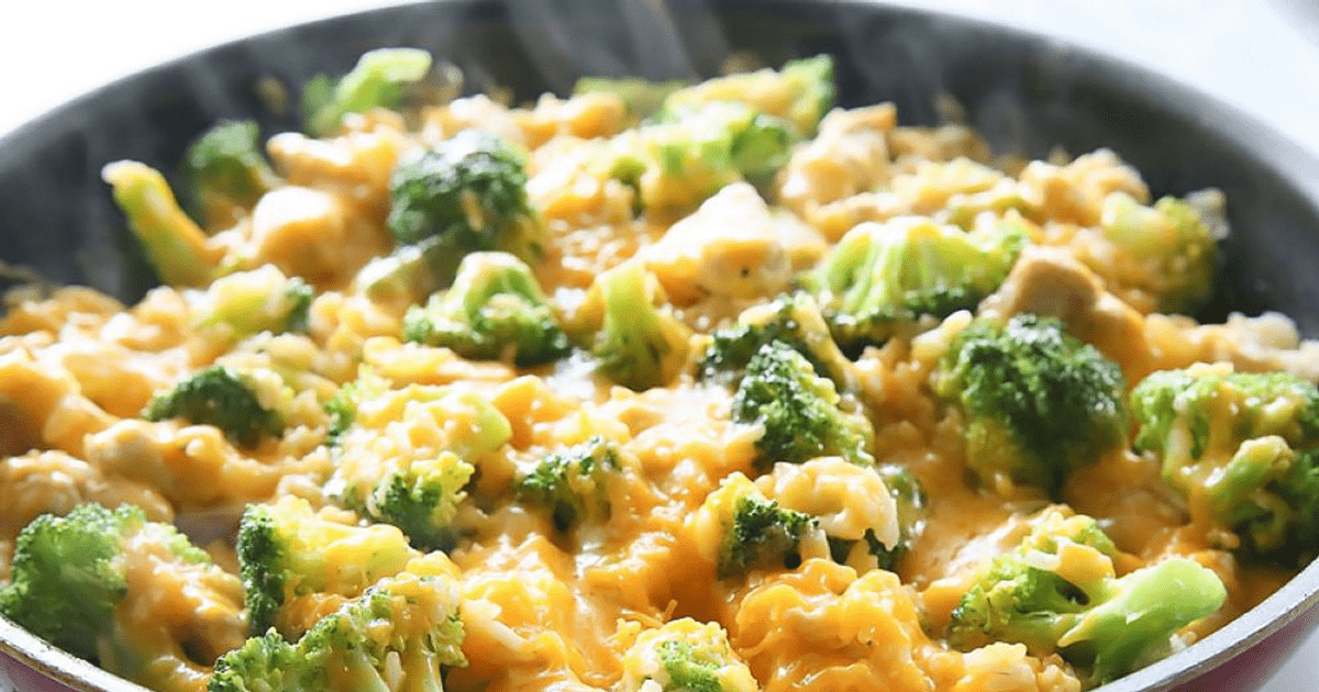 Pui cu broccoli şi orez în sos de brânză