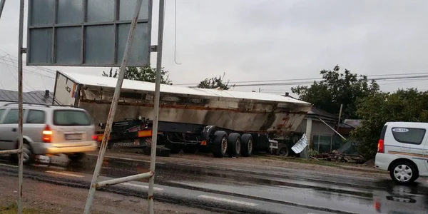 TIR rasturnat la Lieşti Galaţi FOTO GSG