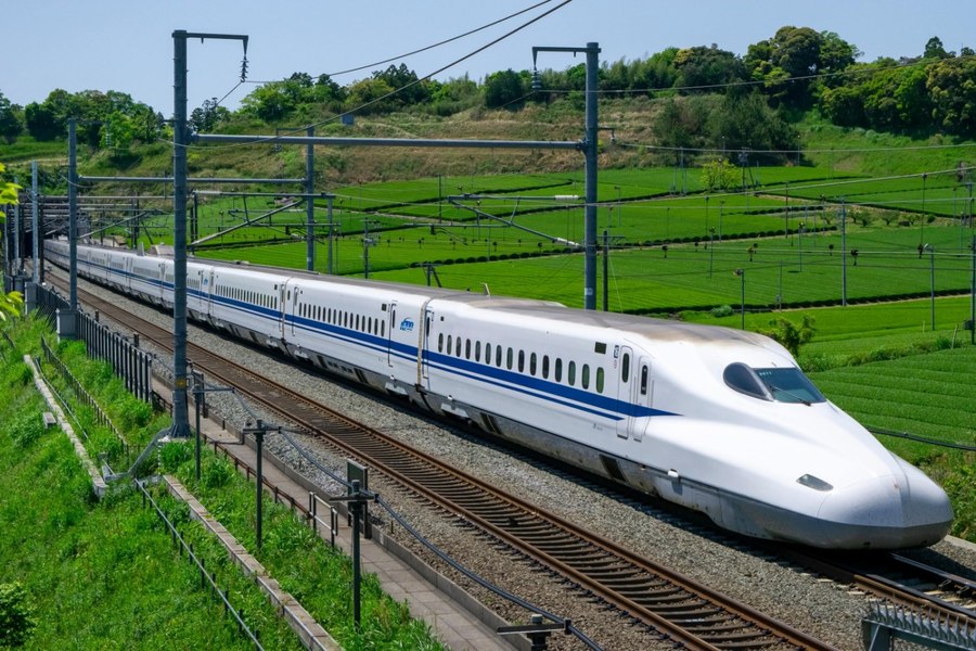 Haos în Japonia: Un șarpe a blocat, timp de două ore, celebra linie de trenuri rapide
