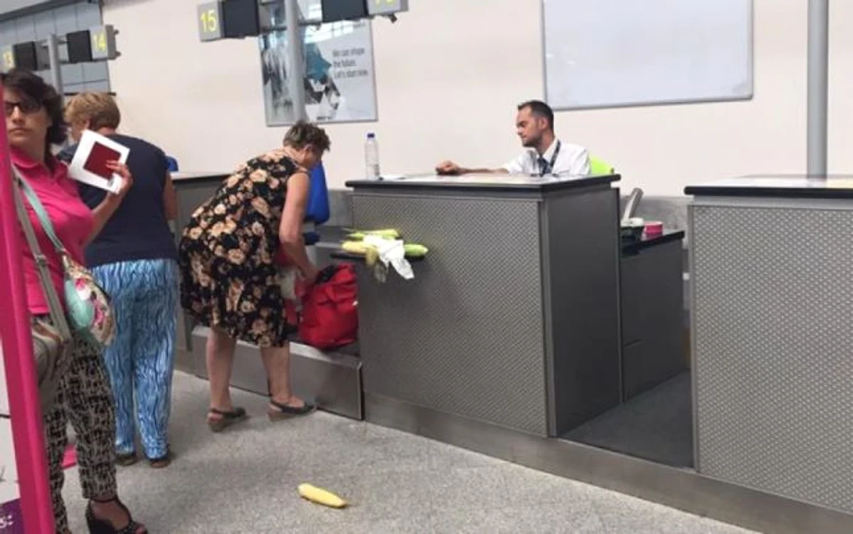 
    Femeia avea în geantă mai mulţi ştiuleţi de porumbFoto: Facebook  