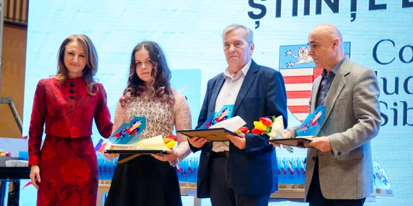 Olimpica multipremiată în cadrul Galei Performanței de la Sibiu - Beatrice Cristea și profesorii săi Foto CJ Sibiu Facebook