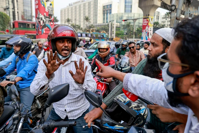 Conflicte între motocicliștii care așteaptă la cozi kilometrice FOTO Profimedia