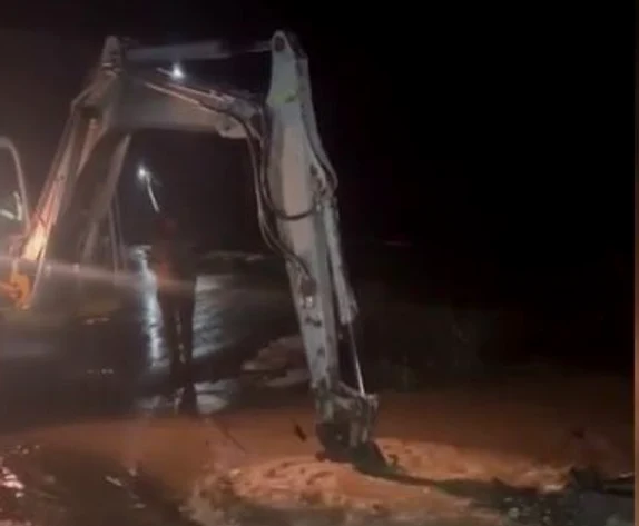 Podeț blocat de viitură, oamenii au intervenit cu un excavator Foto: Facebook