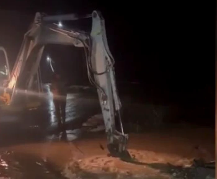 Podeț blocat de viitură, oamenii au intervenit cu un excavator Foto: Facebook