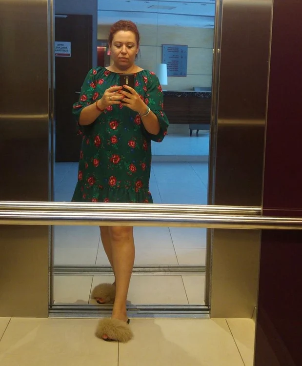 Oana este atât de încântată că nu ratează nicio ocazie de a se fotografia cu papucii ei
