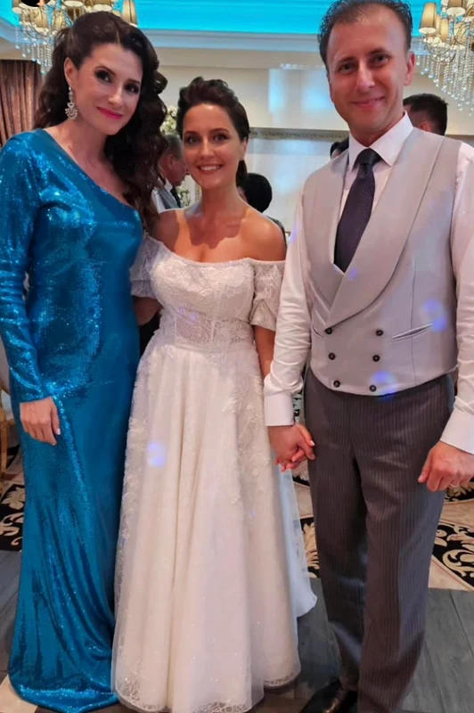 Iuliana Tudor, alături de tinerii însurăței Sursa: Instagram 