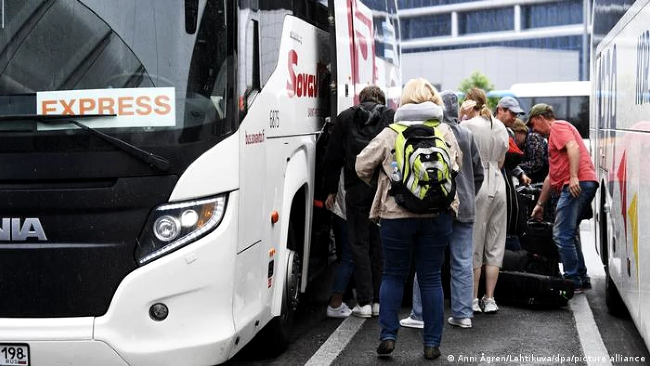 Autocar de la St.Petersburg ajuns la aeroportul din Helsinki