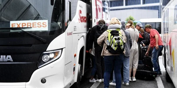 Autocar de la St.Petersburg ajuns la aeroportul din Helsinki