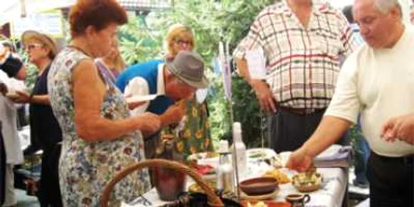 Gorjenii s-au înghesuit la piftii şi sarmale la Tismana
