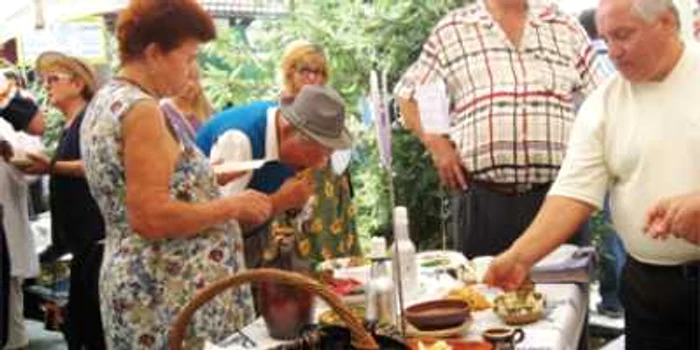 Gorjenii s-au înghesuit la piftii şi sarmale la Tismana