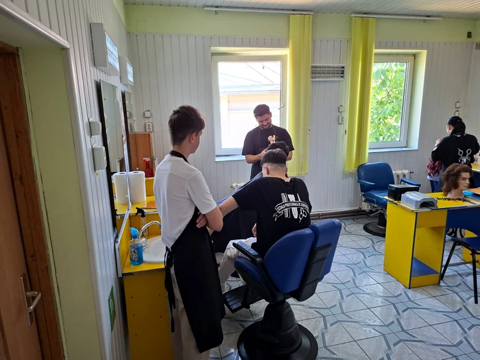 La salonul de frizerie-coafură FOTO Cosmin Zamfirache