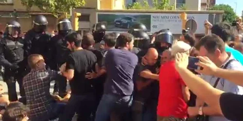 Protest la Barcelona fata de arestarea a 13 oficiali catalani in legatura cu referendumul de autodeterminare FOTO Captura YouTube/LaVanguardia