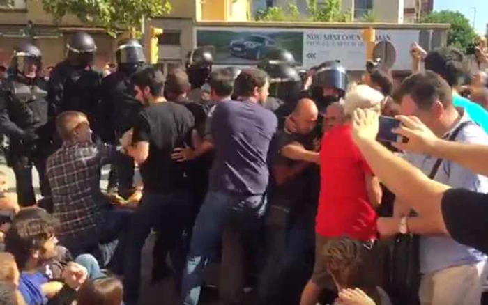 Ciocniri au avut loc între protestatari şi forţele de ordine FOTO Captura YouTube/LaVanguardia