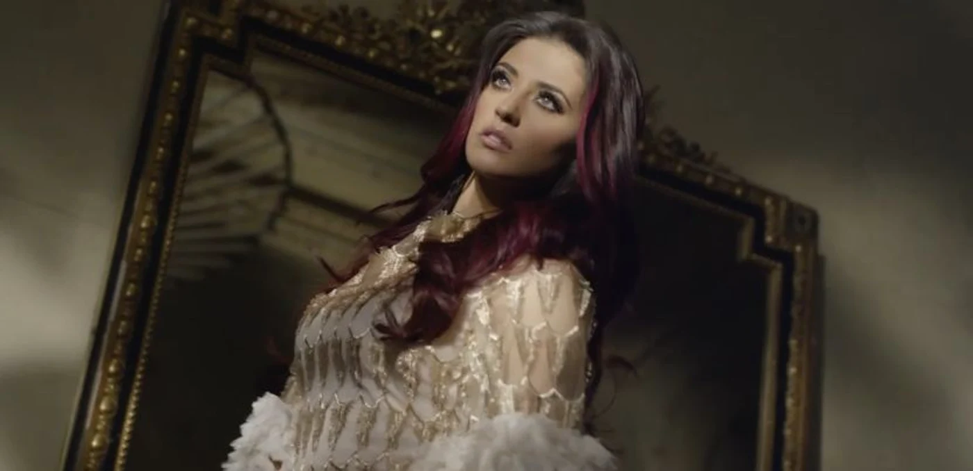 
    Antonia a îmbrăcat ținute fluide pentru clipul noii pieseFoto: captură video  