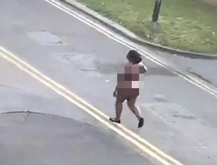 Femeia s-a plimbat pe stradă în costumul eveiFoto: captură video