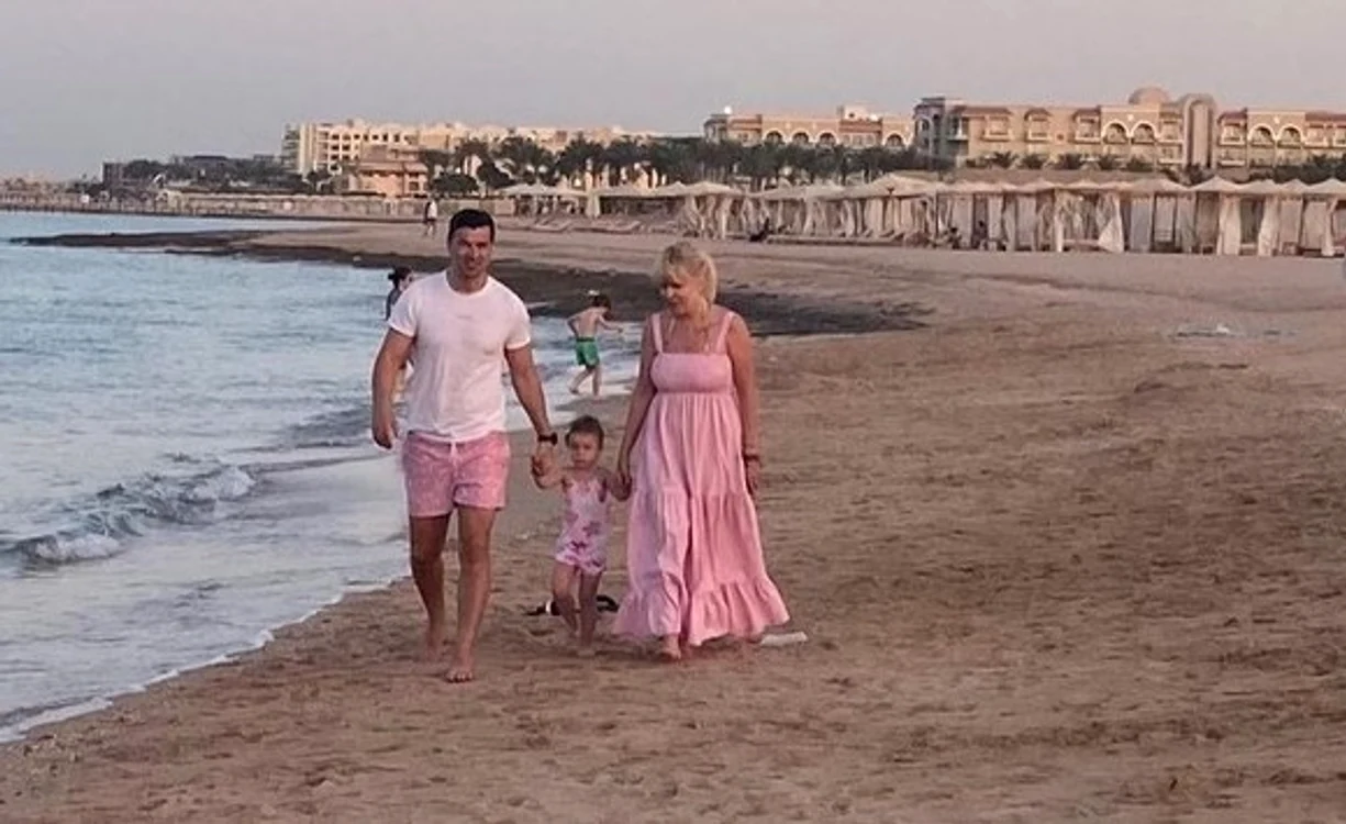 
    Elena Udrea și Adrian Alexandrov, împreună cu micușa Eva la marefoto: arhiva personală/Instagram  