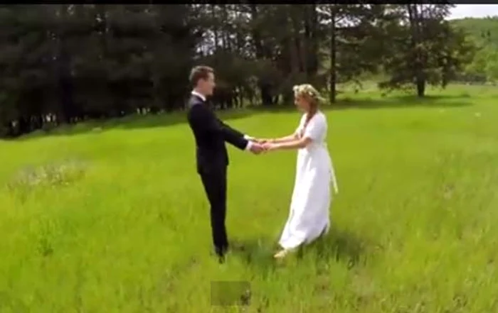 
    Mirii au dorit să fie filmaţi din aer, dar lucrurile au stat cu totul altfelFoto: Captură Youtube  