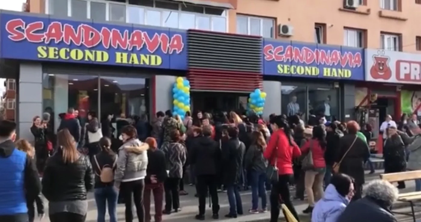 Zeci de oameni s-au bulucit la uşile magazinului