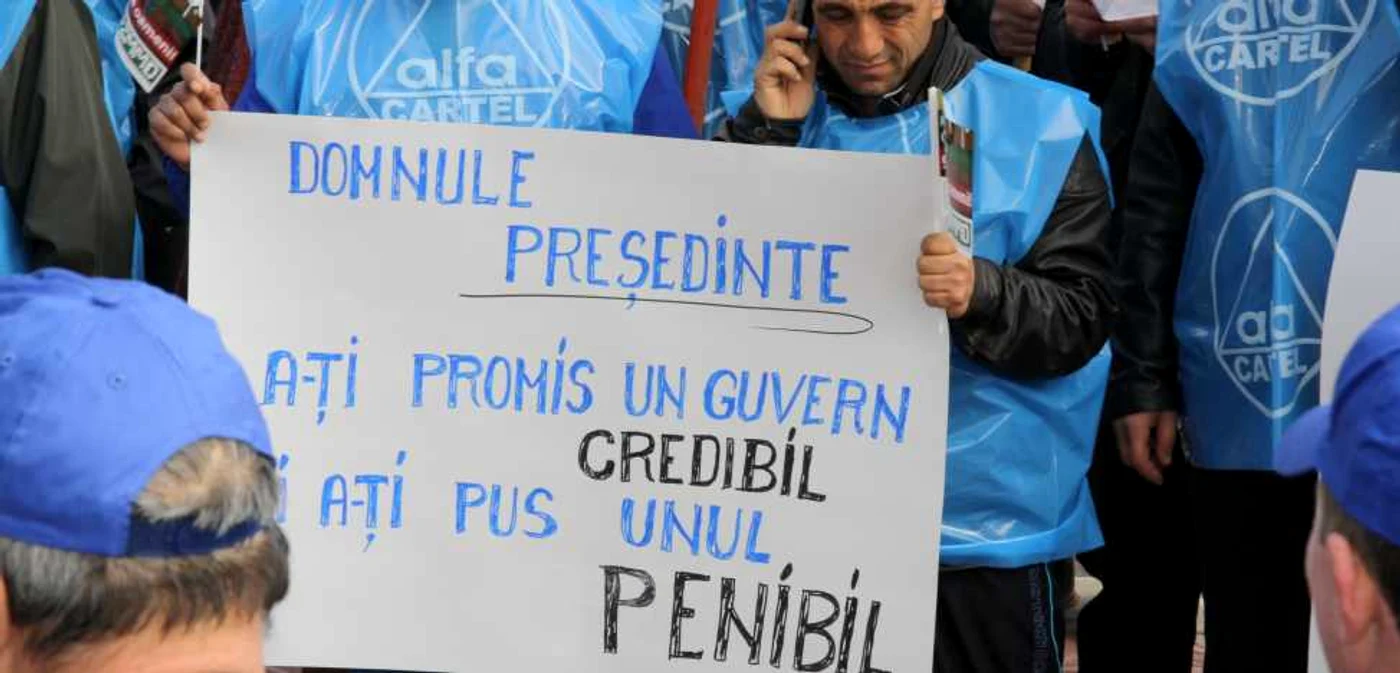 Protestatarii cer revenirea la salariul din decembrie 2009