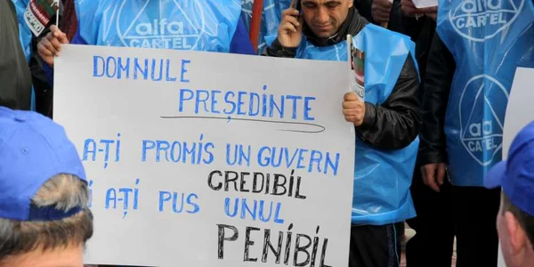 Protestatarii cer revenirea la salariul din decembrie 2009