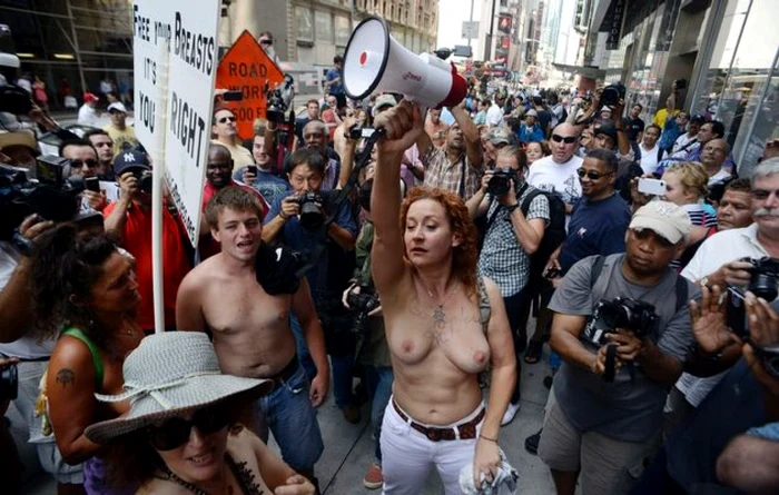 „De ce e nevoie ca o femeie să se dezbrace pentru a-şi demonstra drepturile şi libertăţile şi mai ales cum a ajuns asta o formă de protest?” FOTO Reuters