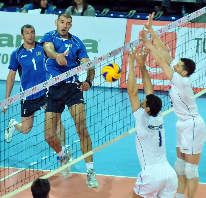 
    Radu Began (în albastru) atacă în meciul cu Italia * Foto: CEV  