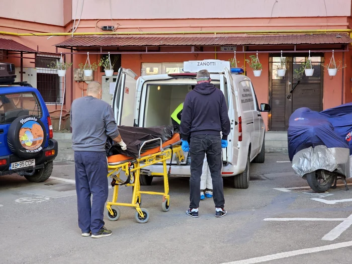 Cadavrele au fost transportate la Medicina Legală FOTO ziarulunirea.ro