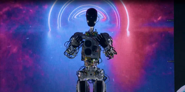 Robotul umanoid Optimus prezentat la Tesla AI Day 2022 CAPTURĂ Tesla  YouTube (2) jpg