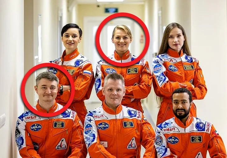 Cei doi astronauți americani (medalion), împreună cu cei 3 colegi ruși și cu cel din EAU