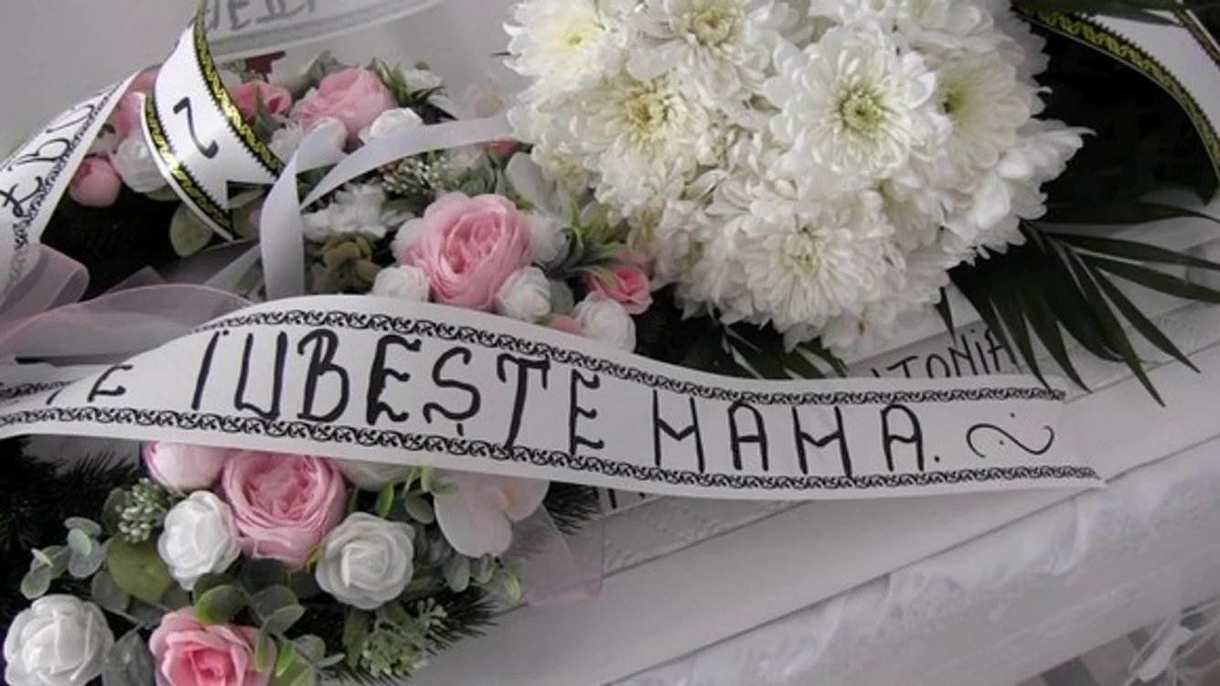 
    Mesaje sfâșietoare pe coroanele de florifoto: Aradon.ro  